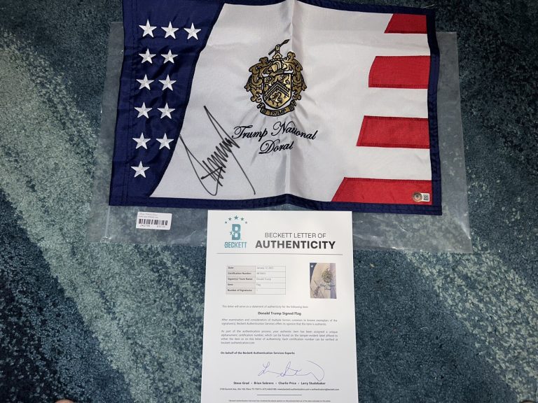 DONALD TRUMP SIGNED OFFICIAL TRUMP NATIONAL DORAL PIN FLAG 45 PRESIDENT BECKETT COLLECTIBLE MEMORABILIA