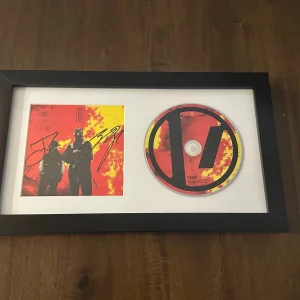 TWENTY ONE PILOTS 21 SIGNED CLANCY FRAMED CD AUTOGRAPH AUTO
