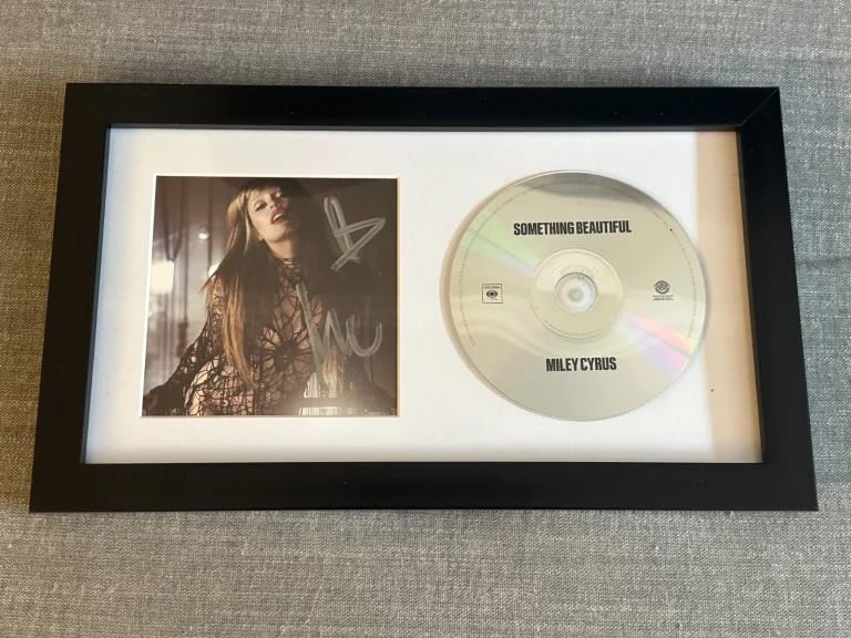MILEY CYRUS SIGNED 