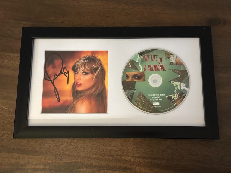TAYLOR SWIFT SIGNED 
