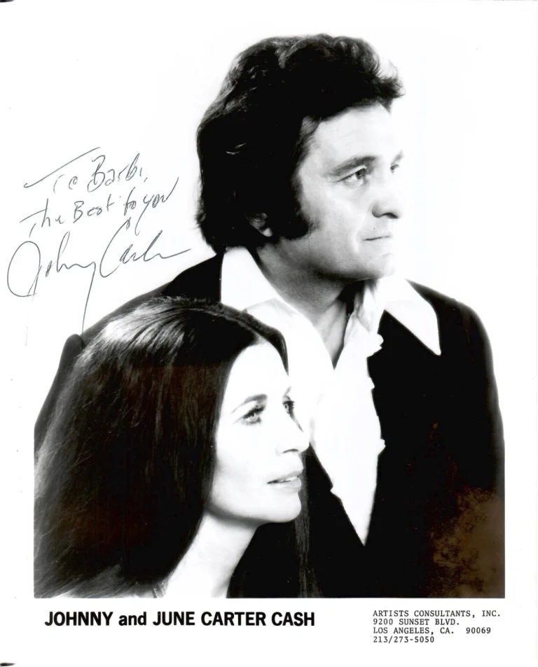 JOHNNY CASH SIGNED 8x10 PHOTO      GREAT POSE WITH HIS WIFE     RARE     JSA LOA