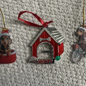 DACHSHUND LOT OF 2 CHRISTMAS ORNAMENTS+BONUS HARLEY LEWIS SPOILED DOGHOUSE 2024
