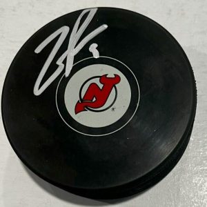 ZACH PARISE SIGNED NEW JERSEY DEVILS HOCKEY PUCK W/ CASE COA