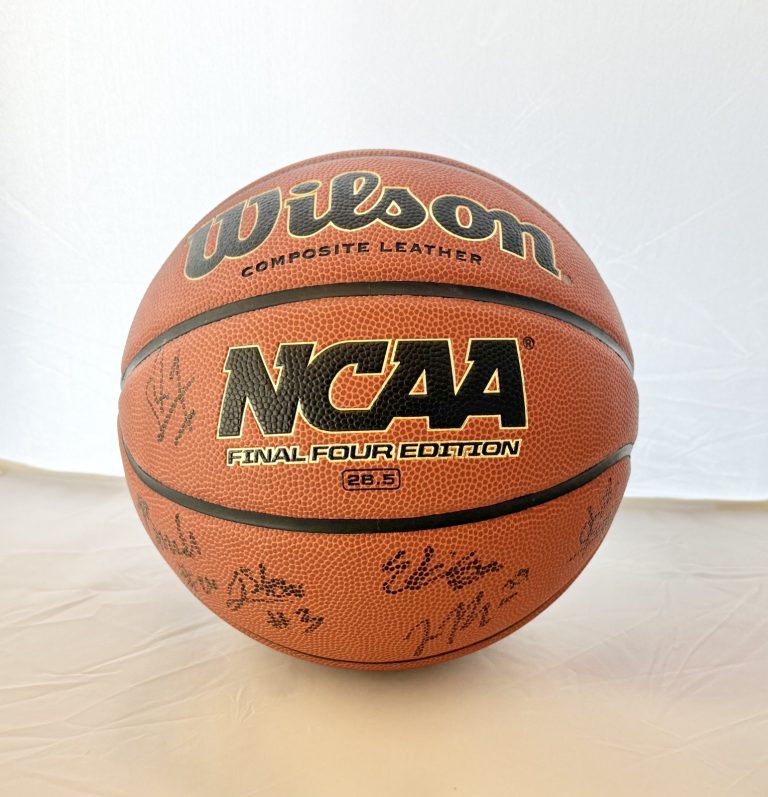 UConn Huskies 2025 - 2026 team signed NCAA Basketball Ball Dan Hurley, Solo Ball