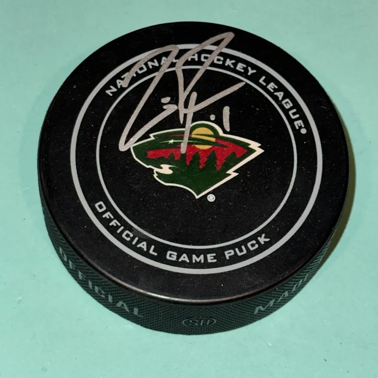 ZACH PARISE SIGNED MINNESOTA WILD OFFICIAL GAME PUCK BECKETT (BAS) COLLECTIBLE MEMORABILIA