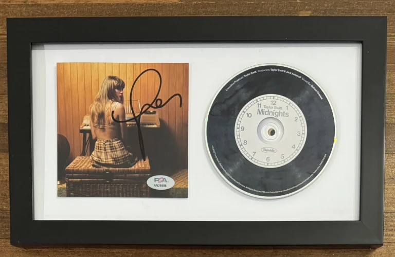 TAYLOR SWIFT MIDNIGHTS JADE GREEN CD & AUTOGRAPHED FRAMED PHOTOGRAPH PSA DNA COA