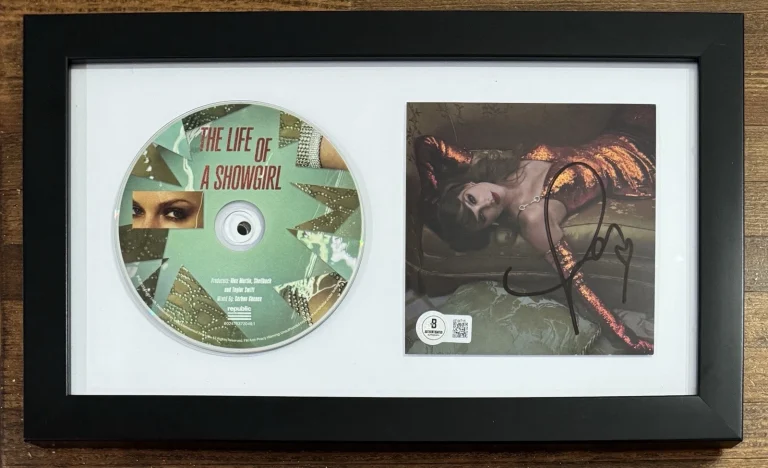 FRAMED AUTOGRAPH HEART TAYLOR SWIFT LIFE SHOWGIRL PHOTOGRAPH CD BAS BECKETT COA