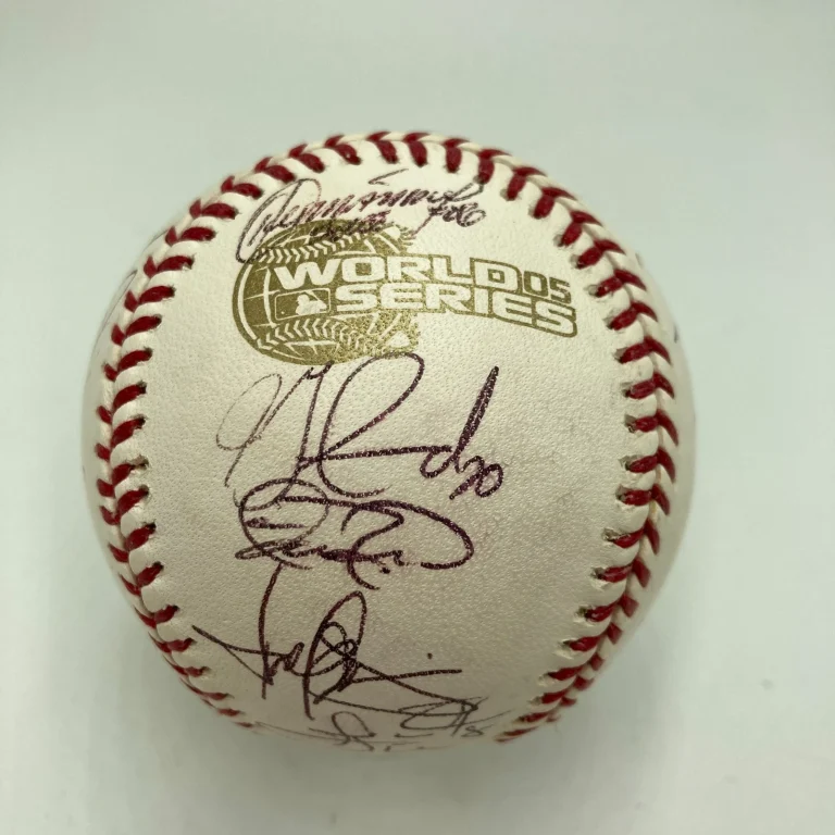 2005 Chicago White Sox Team Signed World Series Baseball MLB Authenticated Holo