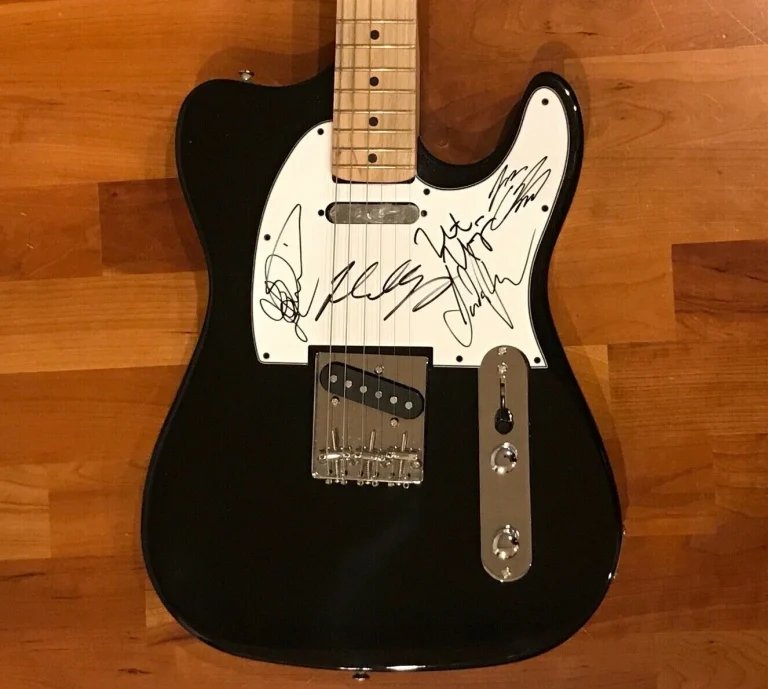 * DREAM THEATER * signed electric guitar * JOHN PETRUCCI, JAMES LABRIE +3 * 1