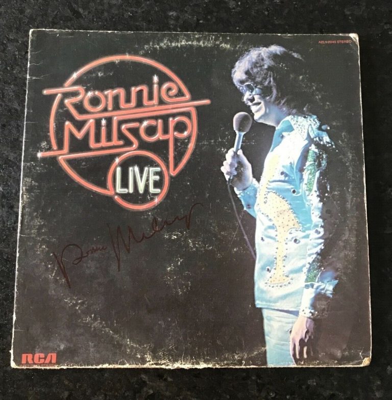 * RONNIE MILSAP * signed vinyl album * RONNIE MILSAP: LIVE * COA * 1