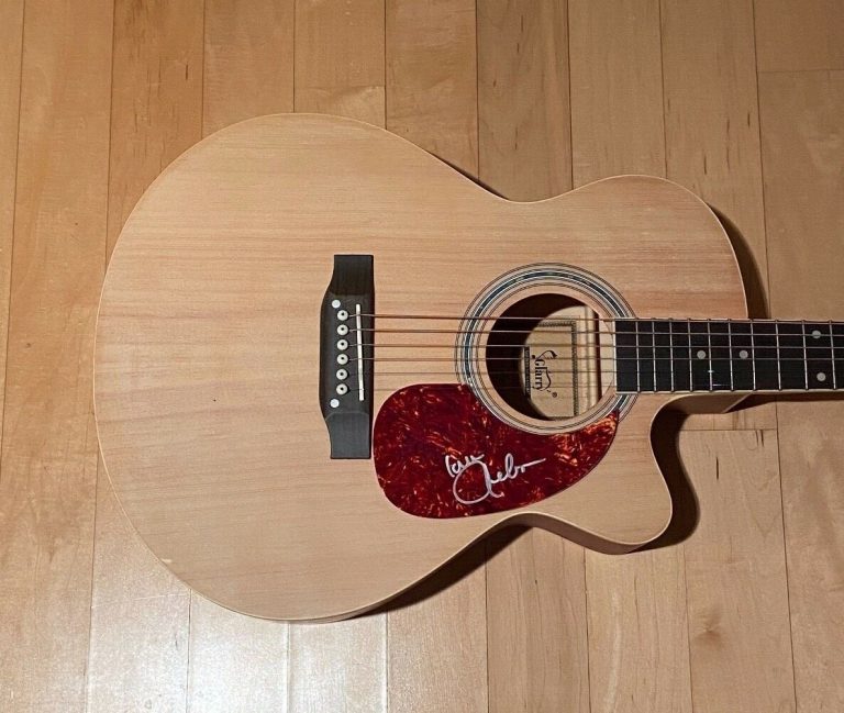 * REBA MCENTIRE * signed acoustic guitar * DOES HE LOVE YOU * COA * 1