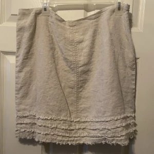 Tommy Bahama Skirt 12 Beige 100% Linen Ruffle Beachy Coastal Hawaiian Tropical