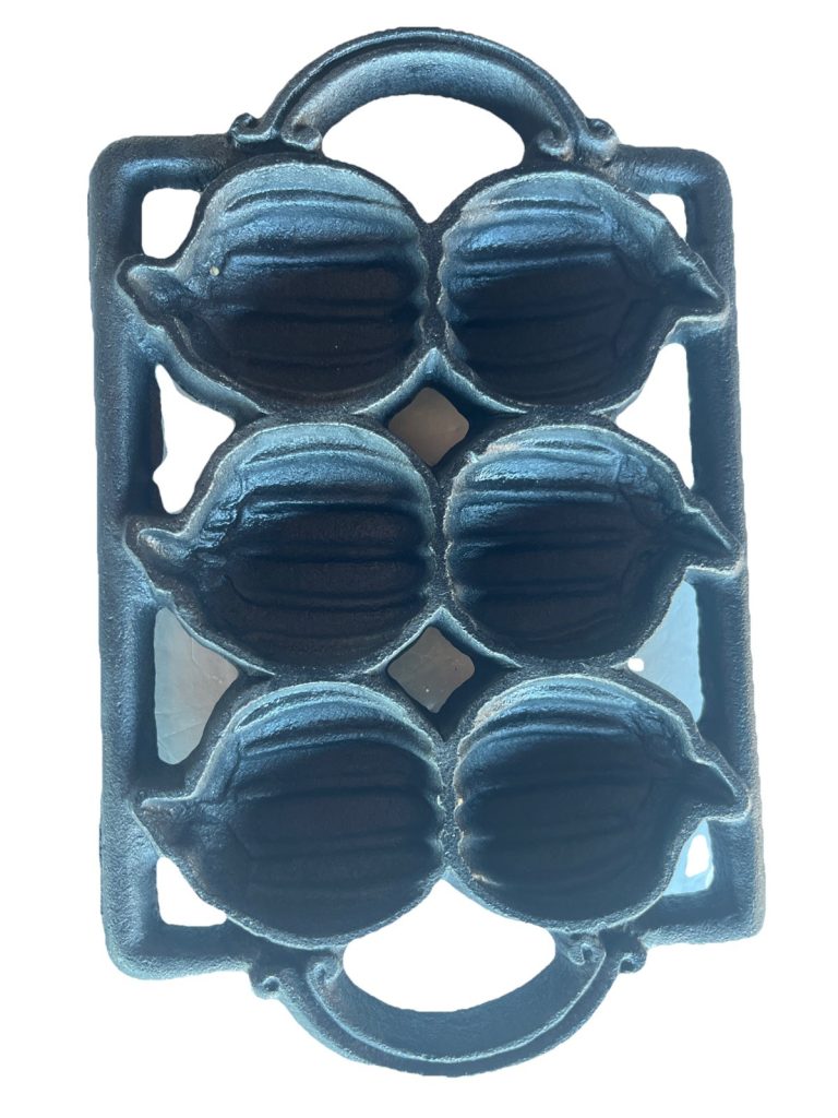 CAST IRON PUMPKIN CORNBREAD/ MUFFIN MOLD HALLOWEEN VINTAGE COLLECTIBLE MEMORABILIA