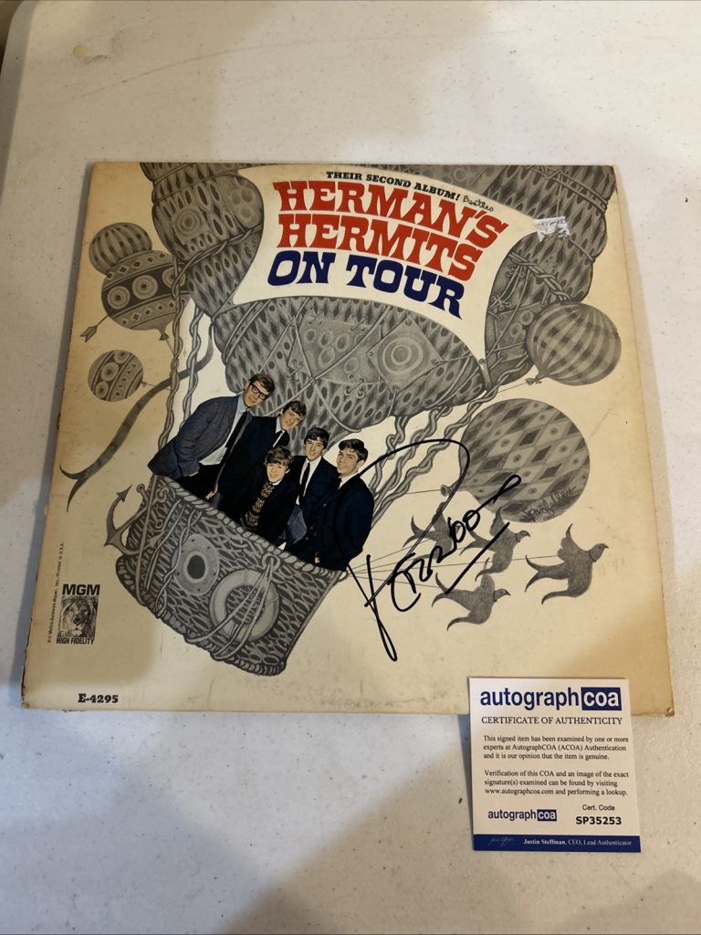 PETER NOONE HERMANS HERMITS SIGNED AUTOGRAPH VINYL ALBUM ACOA ON TOUR RECORD