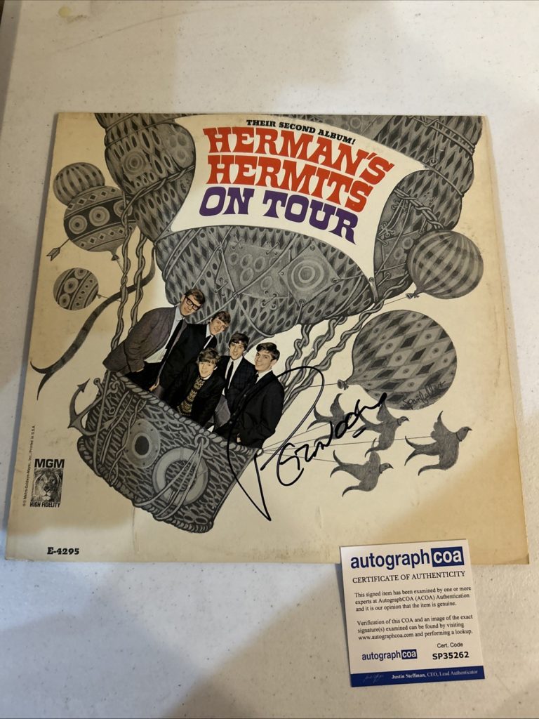 PETER NOONE HERMANS HERMITS SIGNED AUTOGRAPH VINYL ALBUM ACOA ON TOUR RECORD
