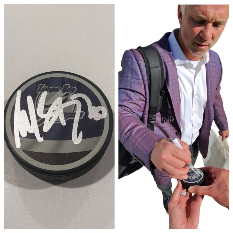 MARTIN ST LOUIS SIGNED TAMPA BAY LIGHTNING HOCKEY PUCK W/ CASE COA