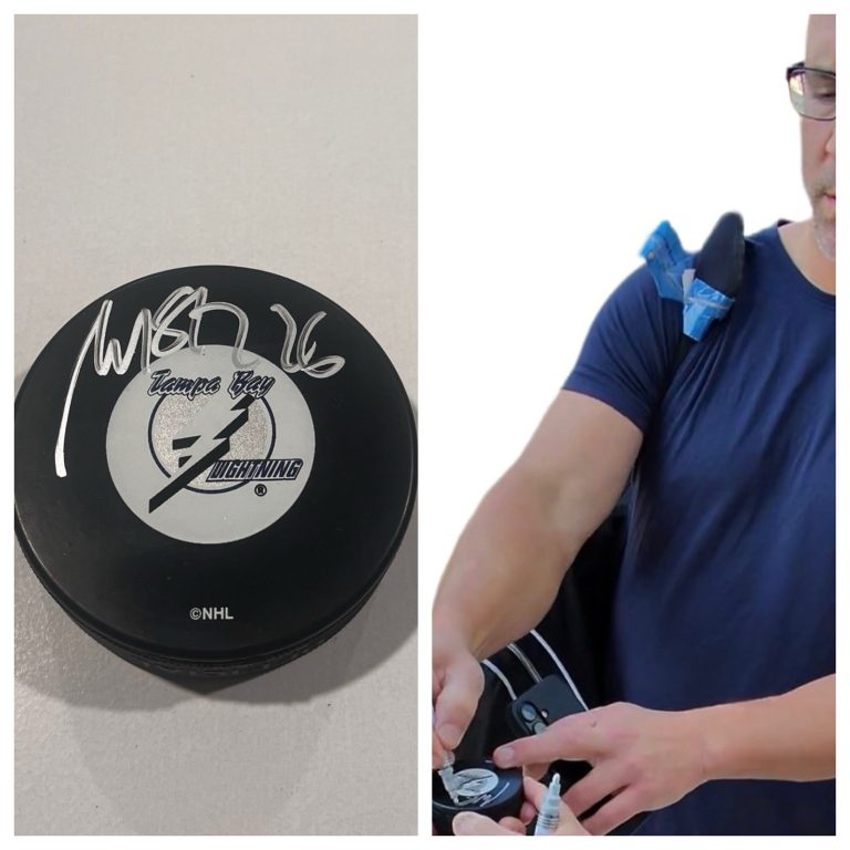 MARTIN ST LOUIS SIGNED TAMPA BAY LIGHTNING HOCKEY PUCK W/ CASE COA