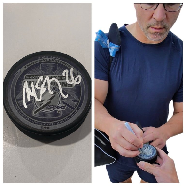 MARTIN ST LOUIS SIGNED TAMPA BAY LIGHTNING 2004 STANLEY CUP PUCK W/ CASE COA