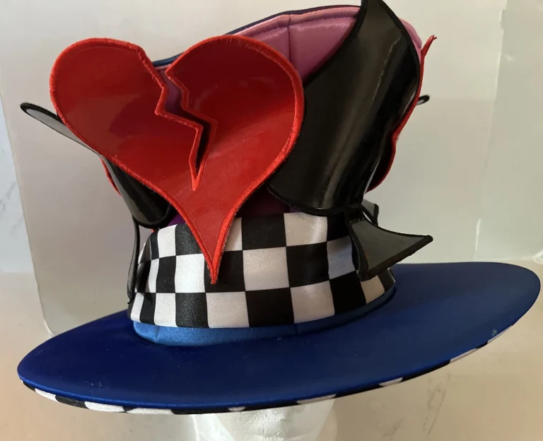 Disney Queen Of Hearts Mad T Party Alice in Wonderland DISNEYLAND TOP HAT