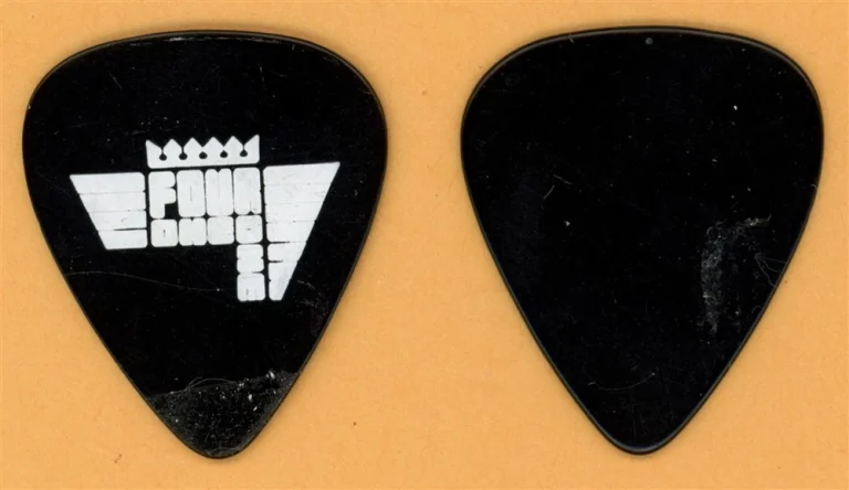 Four One One Vintage Tour Guitar Pick
