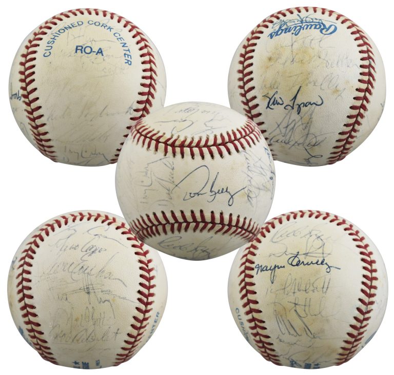 1992 Twins (32) Puckett, Wayne, Knoblauch +29 Signed OAL Baseball BAS #AE64190