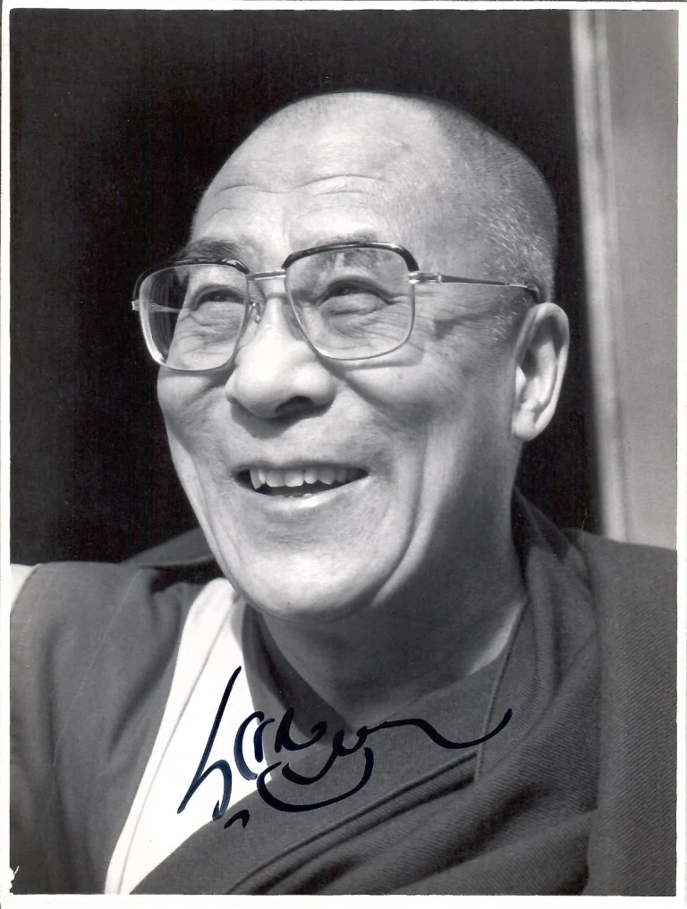 DALAI LAMA HAND SIGNED 6x8 PHOTO    SMILING       JSA LETTER+PRESENTATION FOLDER