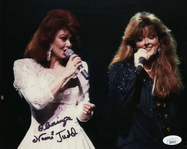 NAOMI JUDD SIGNED AUTOGRAPH 8X10 PHOTO - THE JUDDS, COUNTRY MUSIC ICON W/ JSA