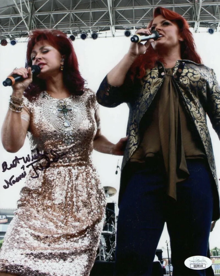 NAOMI JUDD SIGNED AUTOGRAPH 8X10 PHOTO - THE JUDDS, COUNTRY MUSIC BEAUTY W/ JSA
