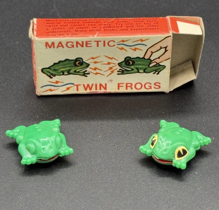 Vintage Magnetic Twin Frogs In Original Box Still Work Rare