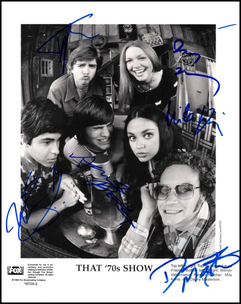 That 70's Show Full Cast Signed Autograph 8x10 Photo - Kunis Kutcher +4 JSA COA