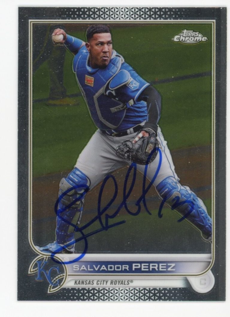 SIGNED BASEBALL CARD AUTO KANSAS CITY ROYALS SALVADOR PEREZ TOPPS CHROME 2022 50