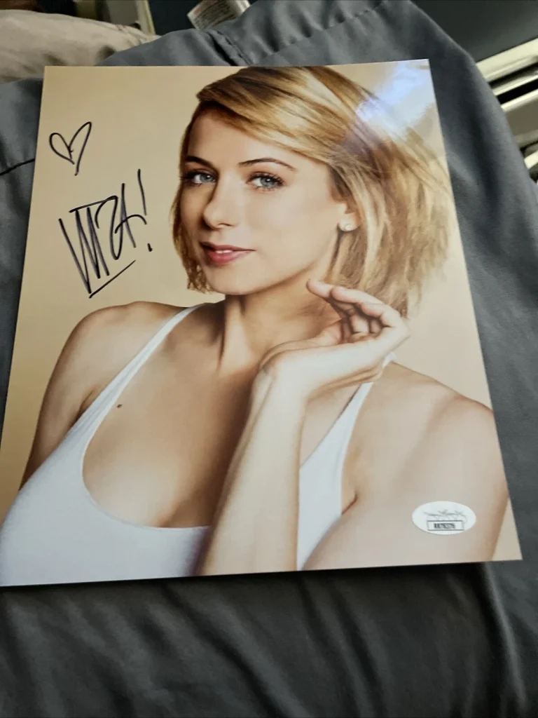 ILIZA SHLESINGER SIGNED PHOTO JSA COA AUTOGRAPHED RARE COMEDIAN Sexy