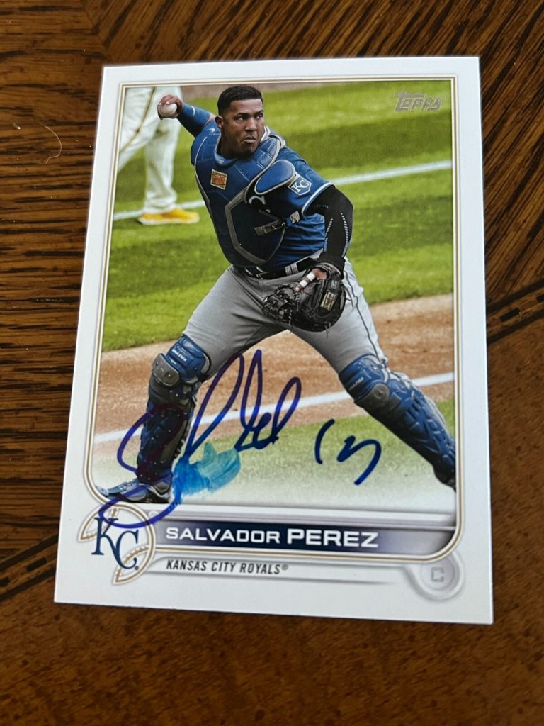 SIGNED BASEBALL CARD AUTO KC ROYALS SALVADOR PEREZ 2022 TOPPS #219 *SMEAR*