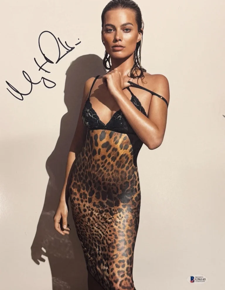 Hot Sexy Margot Robbie Signed 11x14 Photo Authentic Autograph Beckett COA