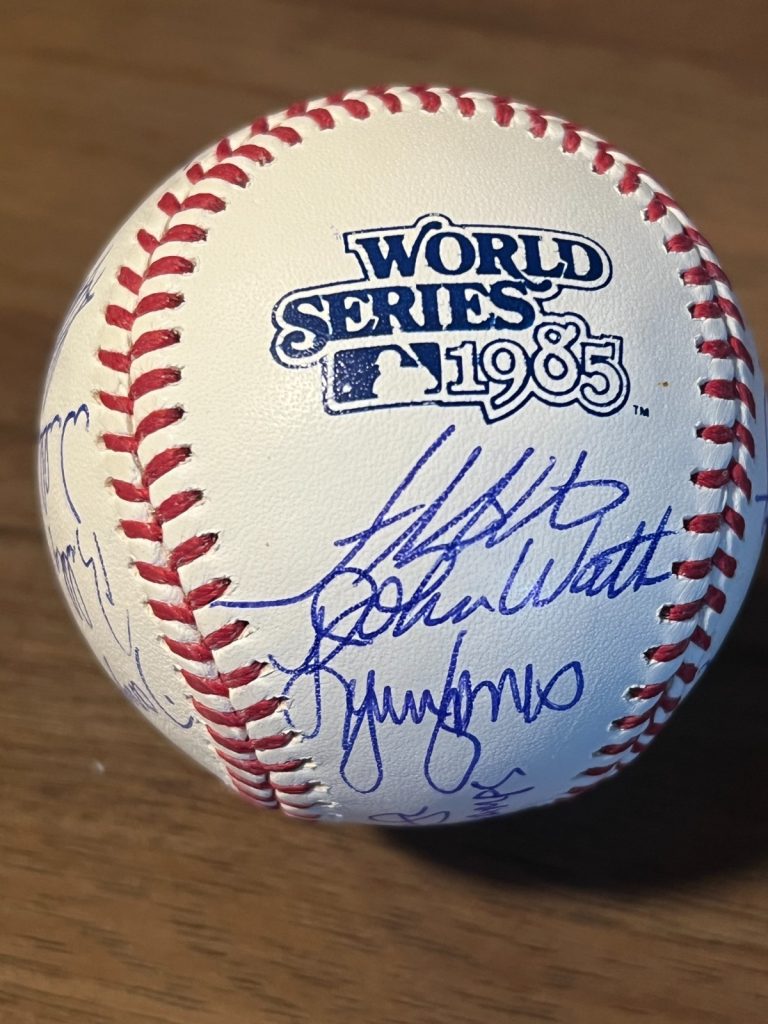 1985 TEAM SIGNED 17x BASEBALL WORLD SERIES KANSAS CITY ROYALS AUTOS SABERHAGEN