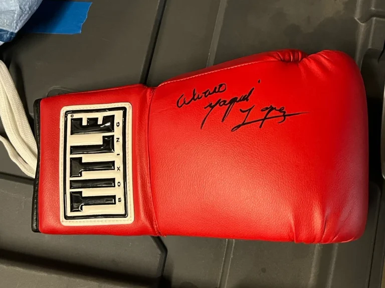 ALVARO YAQUI  LÓPEZ SIGNED AUTOGRAPHED BOXING GLOVE PROOF HEAVYWEIGHT