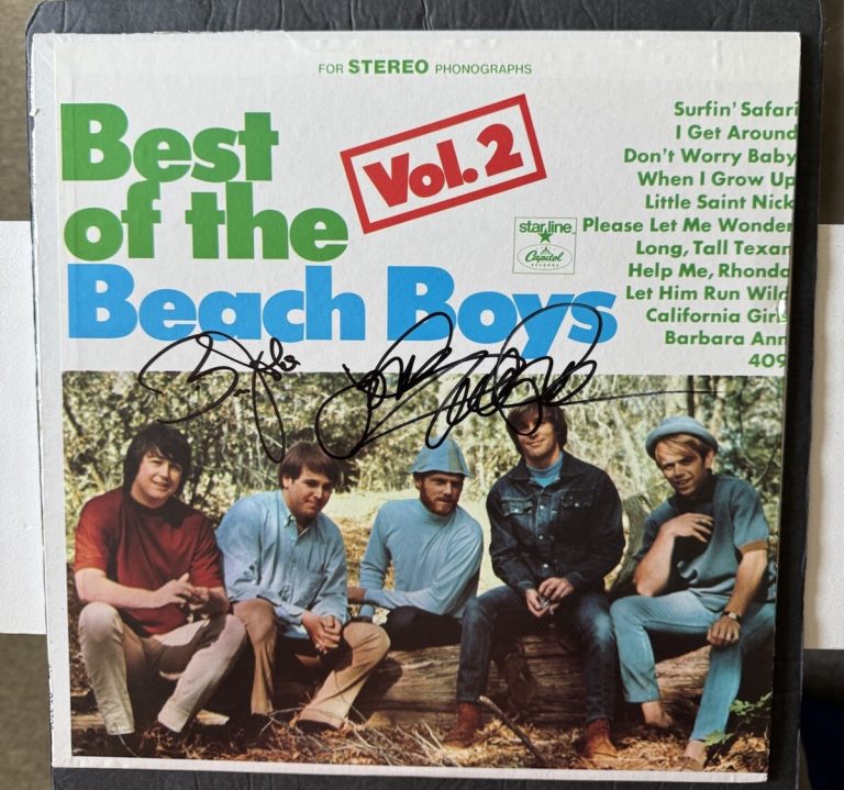 BEACH BOYS SIGNED VINYL BEST OF V2 MIKE LOVE BRUCE JOHNSTON PSA/DNA AUTOGRAPHED