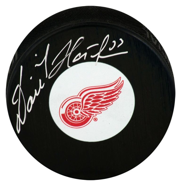 Dominik Hasek Signed Detroit Red Wings Medium Logo Hockey Puck - (SCHWARTZ COA)