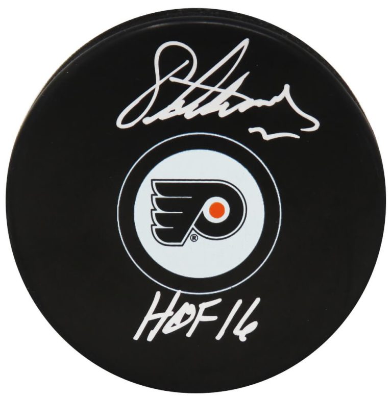 Eric Lindros Signed Philadelphia Flyers Logo Hockey Puck w/HOF'16 (SCHWARTZ COA)