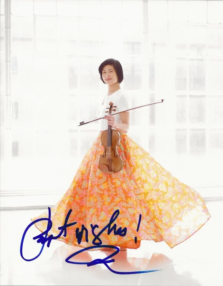 Jennifer Koh violinist REAL hand SIGNED Photo COA Autographed