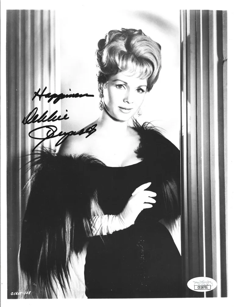 Debbie Reynolds REAL SIGNED Promo Photo JSA COA Autographed Singin' In The Rain