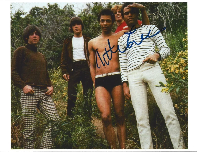 Arthur Lee of LOVE band REAL hand SIGNED 8.5x11