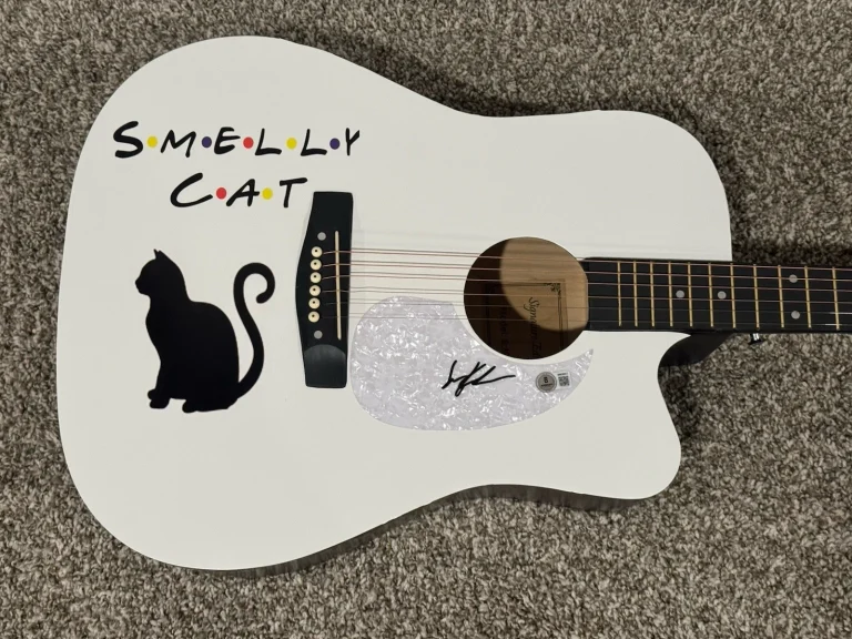 LISA KUDROW SIGNED CUSTOM GUITAR AUTOGRAPHED FRIENDS ACTRESS PHOEBE BAS COA