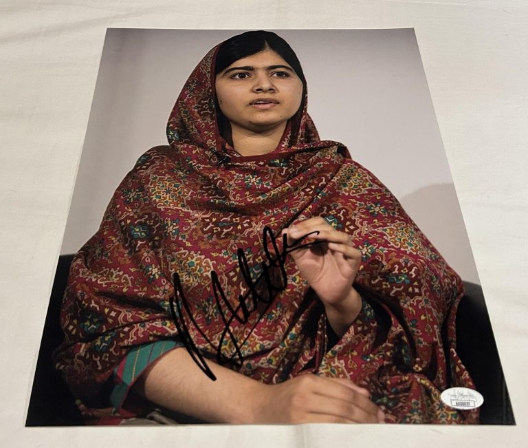 MALALA YOUSAFZAI SIGNED NOBEL PEACE PRIZE LAUREATE 11X14 PHOTO JSA