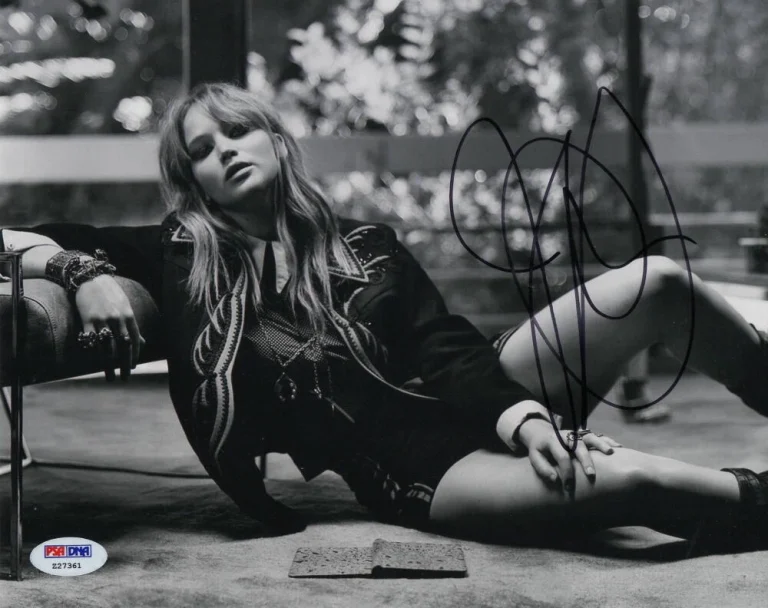 JENNIFER LAWRENCE SIGNED AUTOGRAPH 8X10 PHOTO - VERY SEXY IN LEATHER W/ PSA COA
