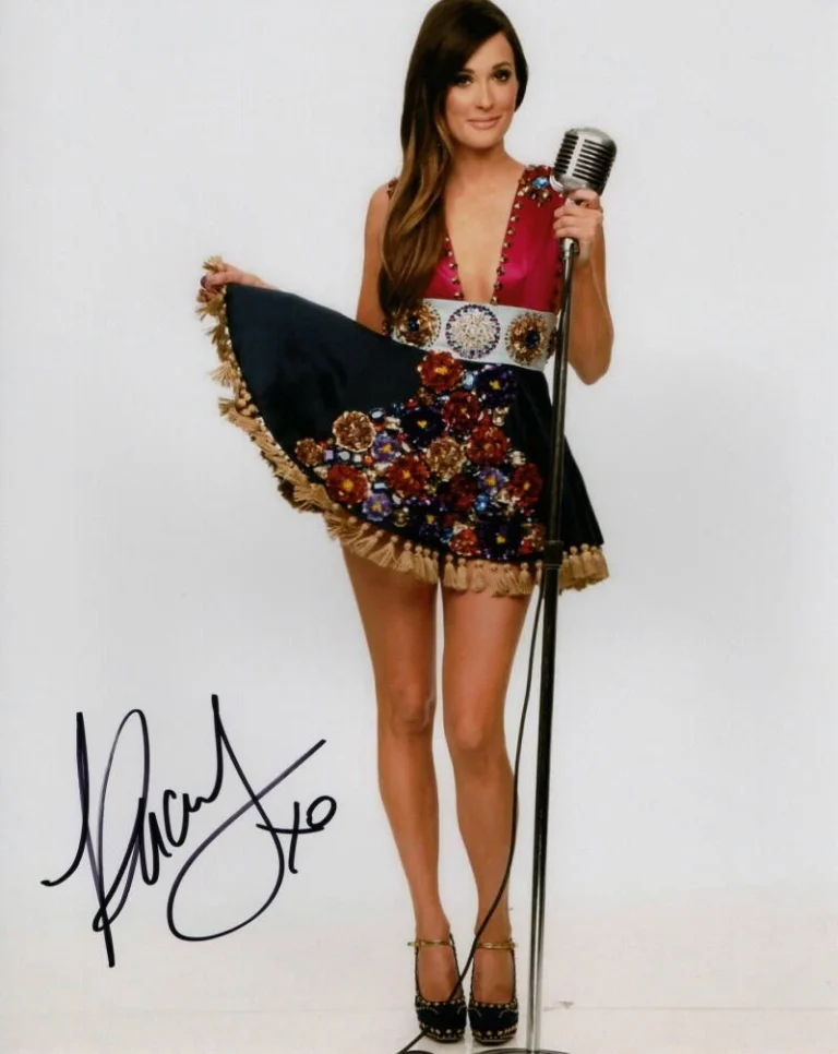 KACEY MUSGRAVES SIGNED AUTOGRAPH 8X10 PHOTO - SEXY COUNTRY MUSIC SINGER, ACOA