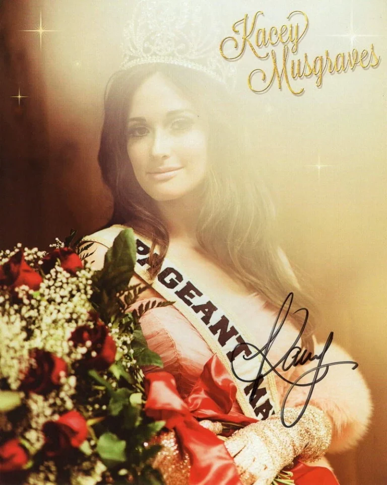 KACEY MUSGRAVES SIGNED AUTOGRAPH 8X10 PHOTO - PAGEANT MATERIAL COUNTRY SUPERSTAR