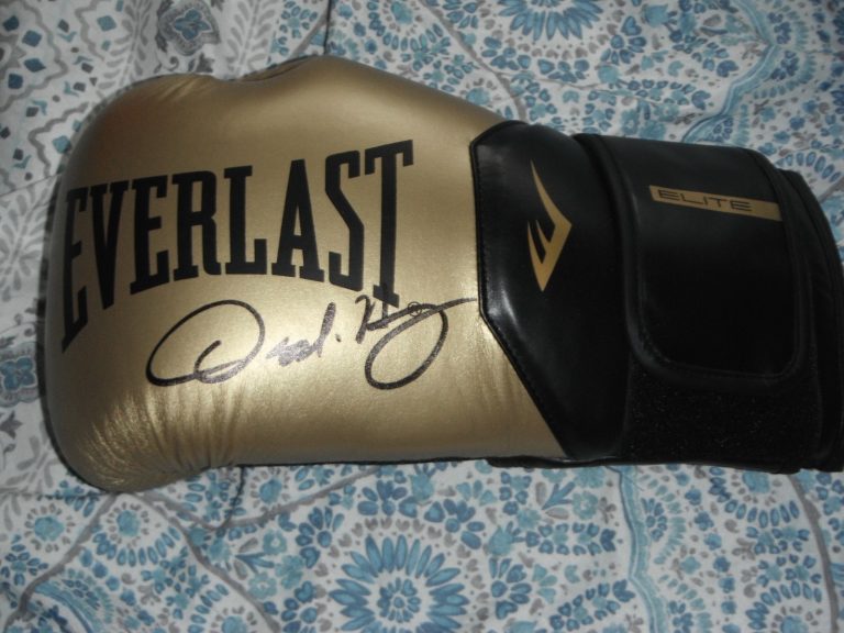 OSCAR DE LA HOYA SIGNED EVERLAST BOXING GLOVE GOLD