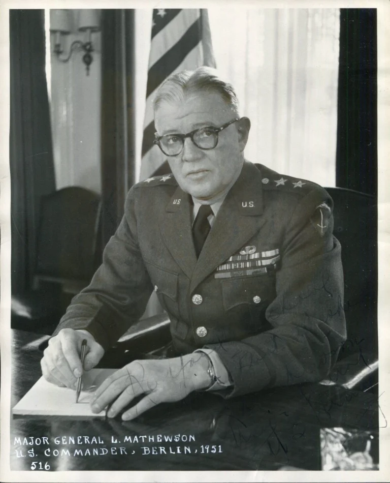 General Lemuel Mathewson XVIII Airborne Corps VII Corps Signed Autograph Photo