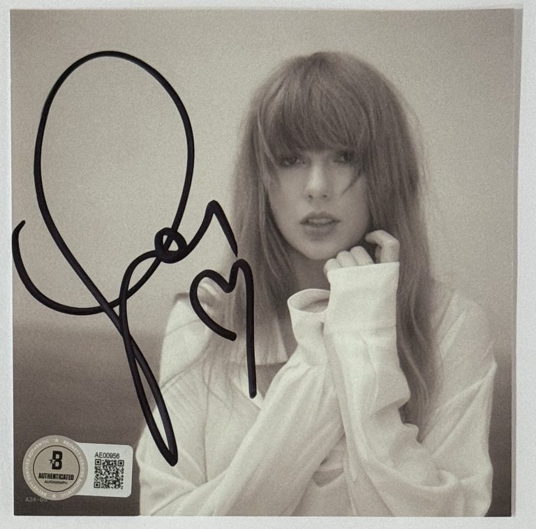 TAYLOR SWIFT SIGNED & ENORMOUS HEART TORTURED POETS PHOTO & CD BAS BECKETT COA